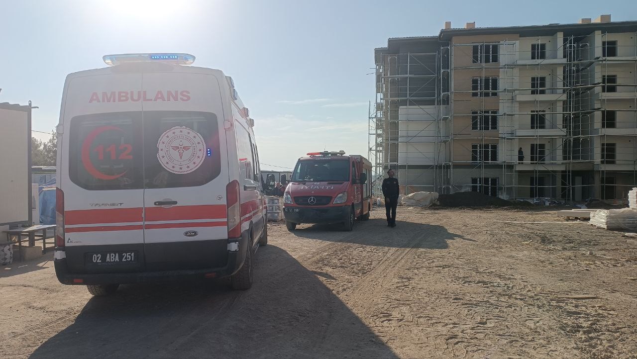 İlginç Görüntüler Kamerada İşçiler Intihar Girişiminde, Diğerleri Iş Başında (4)