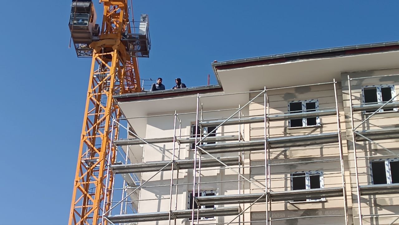 İlginç Görüntüler Kamerada İşçiler Intihar Girişiminde, Diğerleri Iş Başında (5)