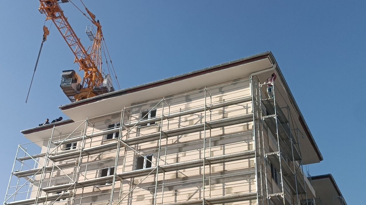 İlginç Görüntüler Kamerada İşçiler Intihar Girişiminde, Diğerleri Iş Başında (6)