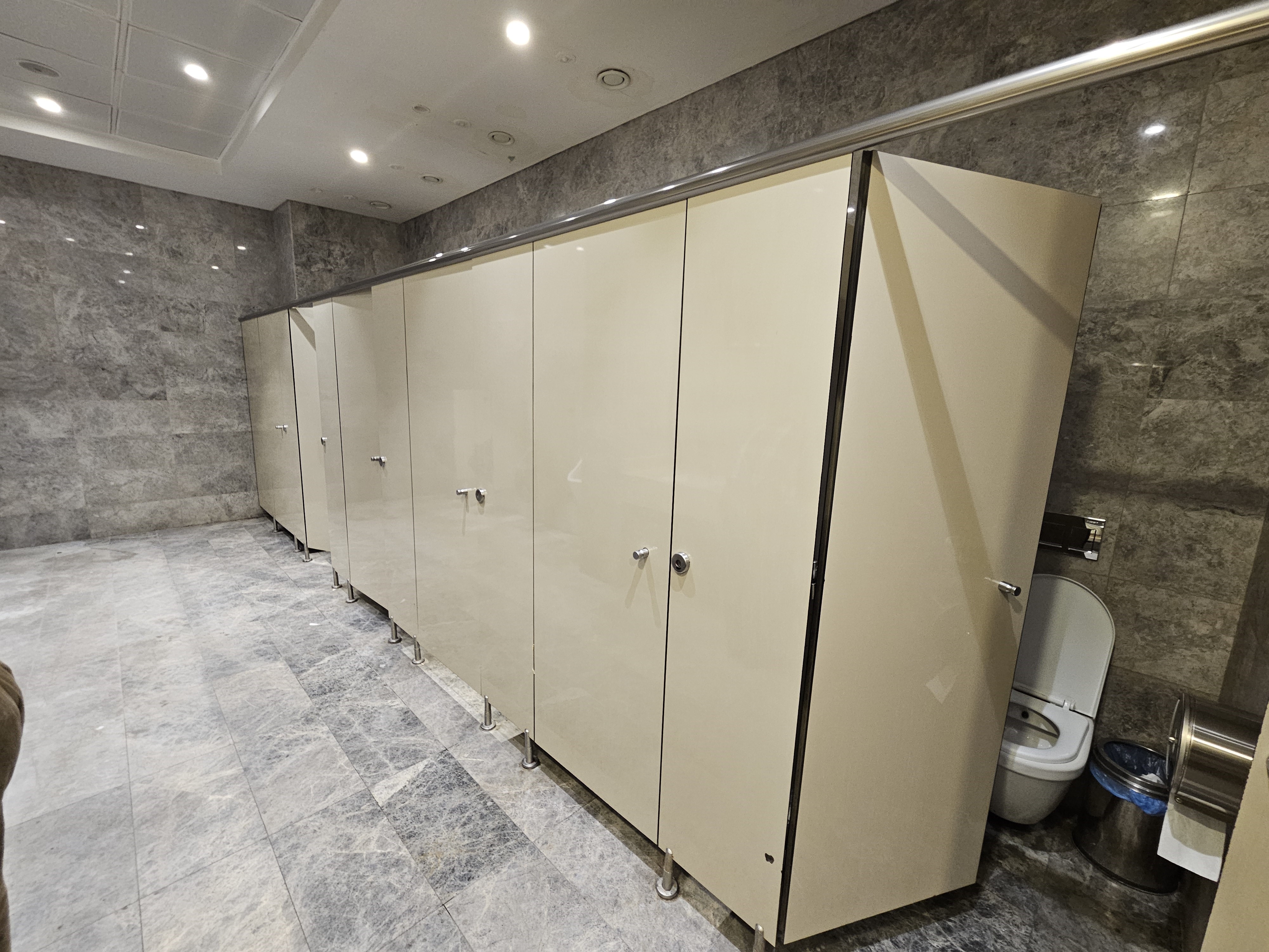 Kadınlar Tuvaletinde Korku Dolu Anlar Kabinin Altından Telefonla Görüntü Almaya Çalıştılar (2)