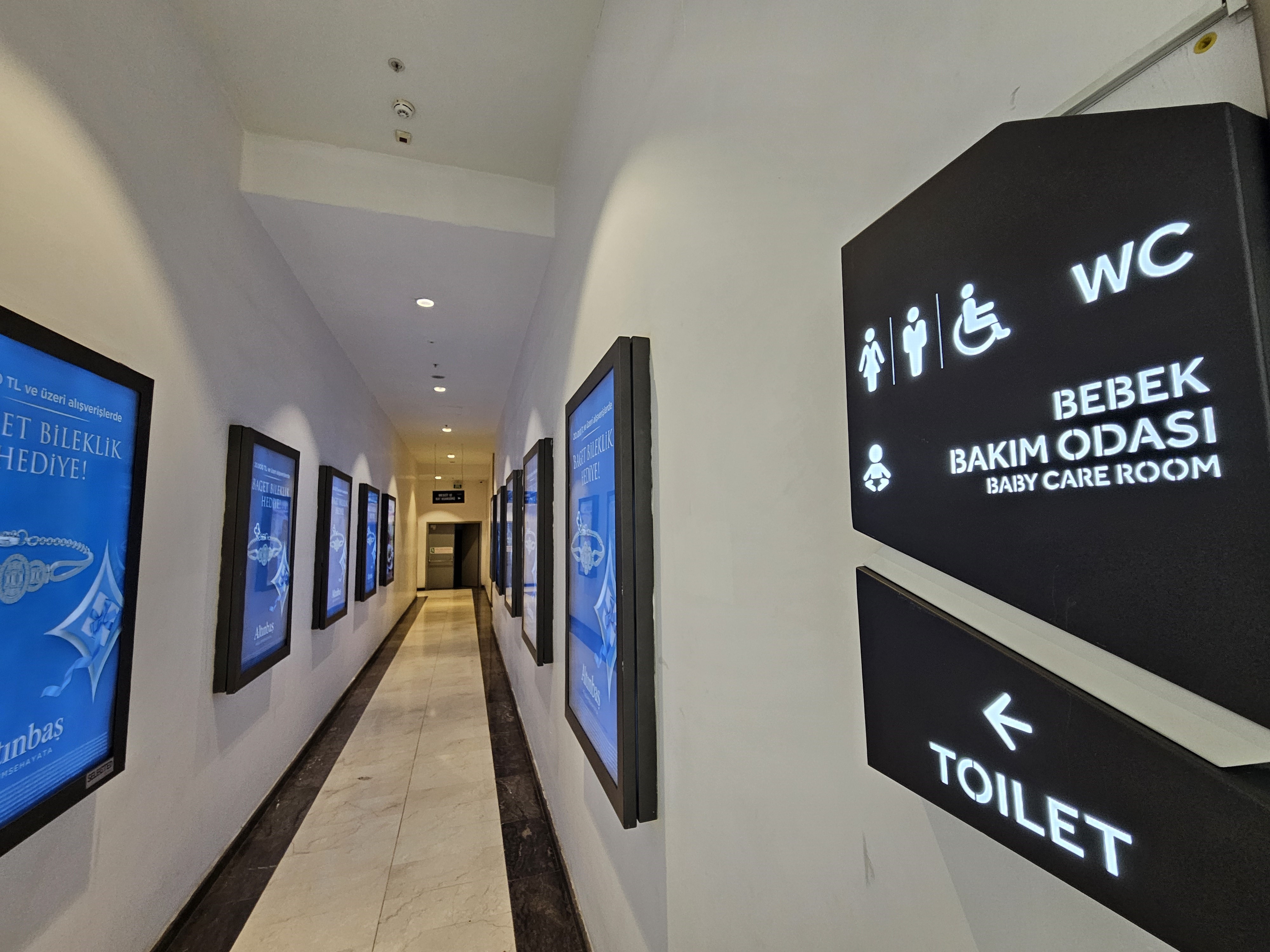 Kadınlar Tuvaletinde Korku Dolu Anlar Kabinin Altından Telefonla Görüntü Almaya Çalıştılar (4)