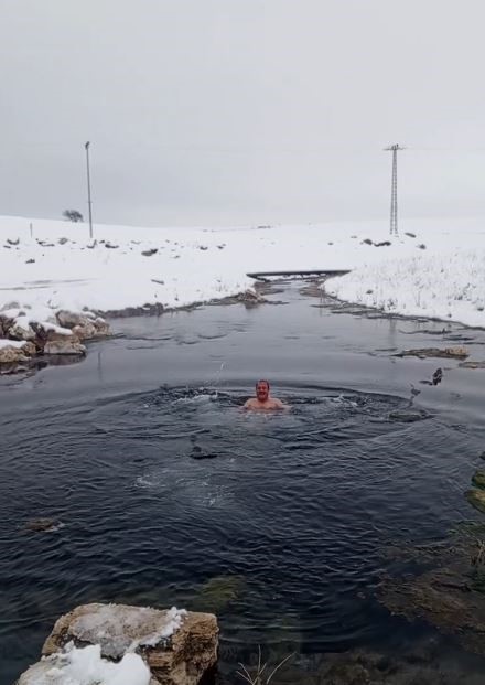Kar, Soğuk Dinlemedi 13 Derecelik Suda Yüzdü (2)