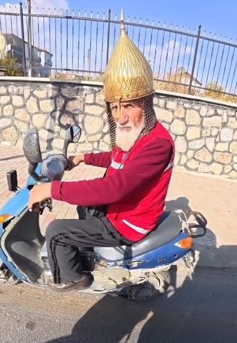 Kask Yerine Migferle Trafige Cikan Dede Sosyal Medyayi Salladi (2)