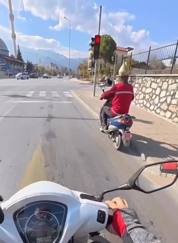 Kask Yerine Migferle Trafige Cikan Dede Sosyal Medyayi Salladi (3)