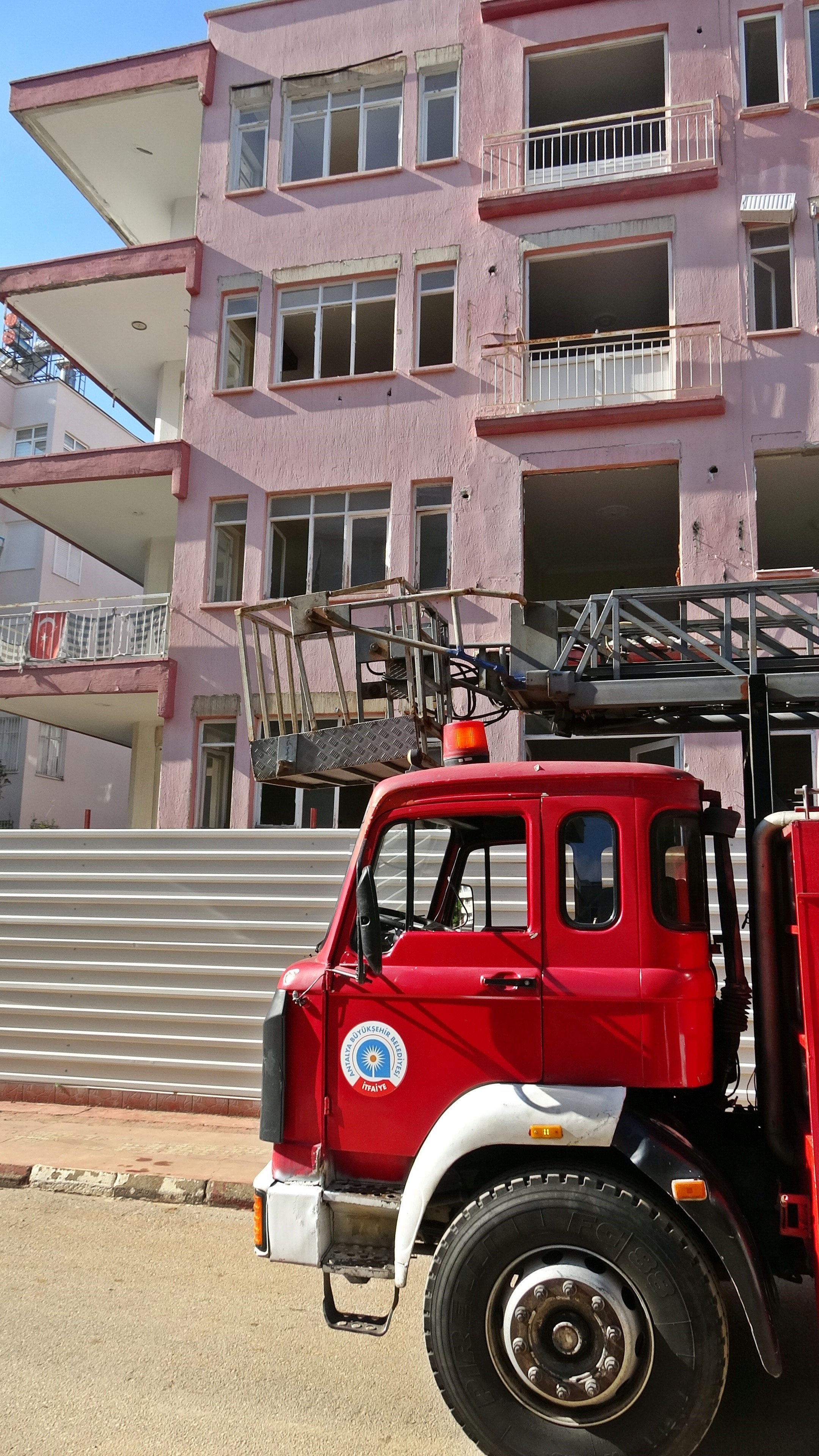 Kentsel Dönüşüm Binasında Korkunç Manzara! Kimliği Belirsiz Erkek, Yanmış Halde Ölü Bulundu (2)