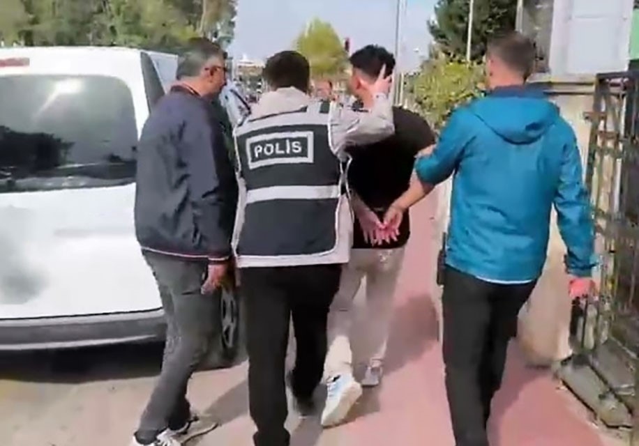 Kimse Anlamaz Sandilar 5 Milyonluk Is Makinesini Ormanda Sakladilar (2)