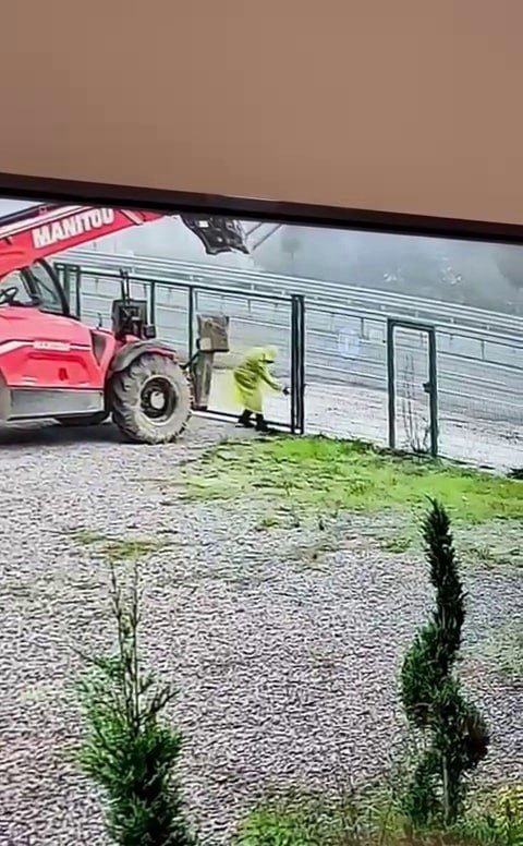 Kimse Anlamaz Sandilar 5 Milyonluk Is Makinesini Ormanda Sakladilar