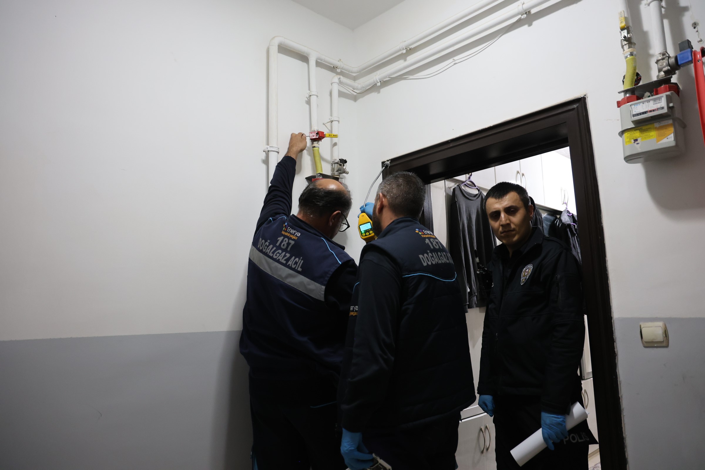 Kocasının Aradığı Telefonlara Cevap Vermedi… Eve Giren Ekipler Acı Gerçekle Karşılaştı! 9 Aylık Hamile Kadın Evinde Ölü Bulundu (5)