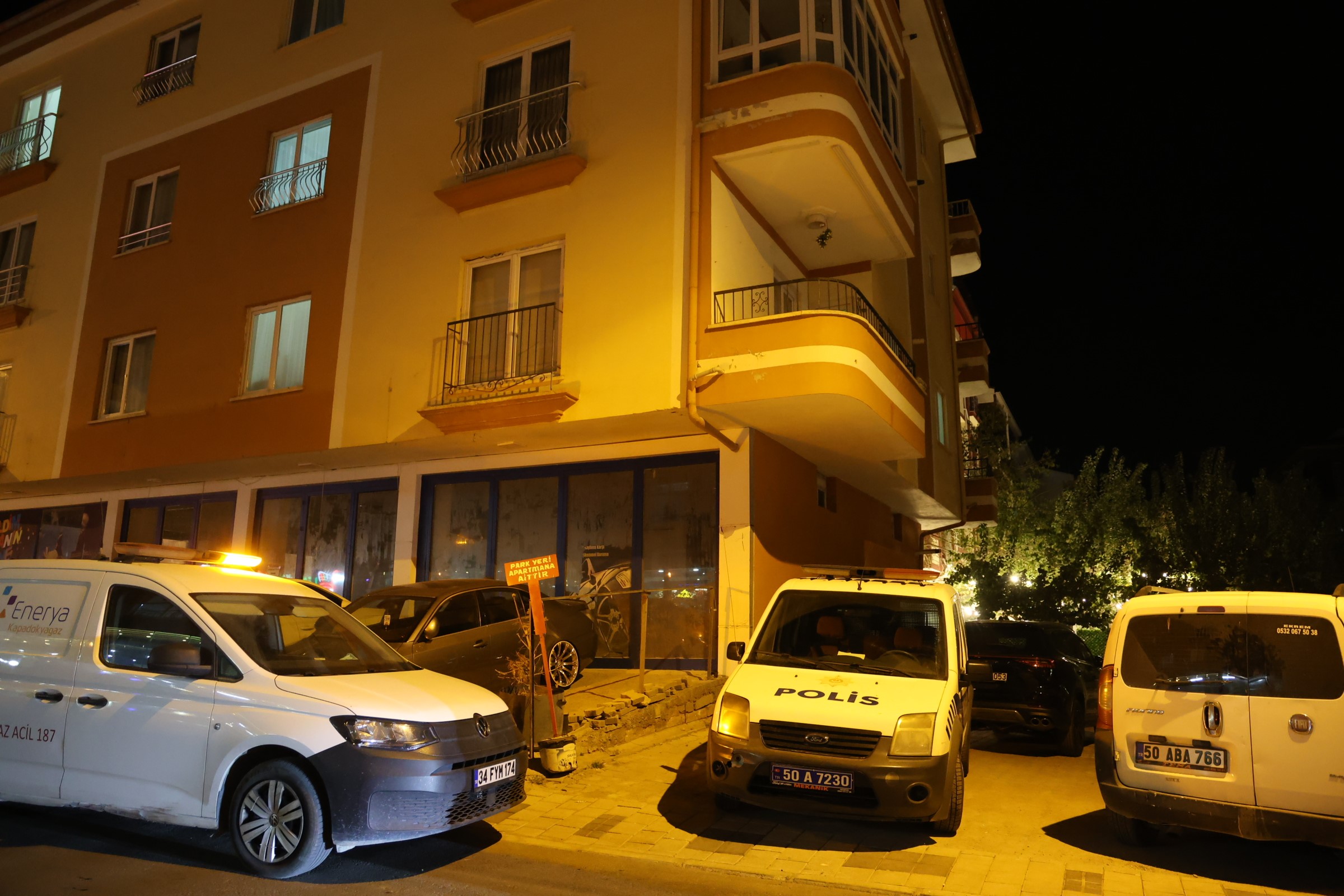 Kocasının Aradığı Telefonlara Cevap Vermedi… Eve Giren Ekipler Acı Gerçekle Karşılaştı! 9 Aylık Hamile Kadın Evinde Ölü Bulundu (6)