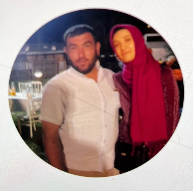 Kocasının Aradığı Telefonlara Cevap Vermedi… Eve Giren Ekipler Acı Gerçekle Karşılaştı! 9 Aylık Hamile Kadın Evinde Ölü Bulundu (7)