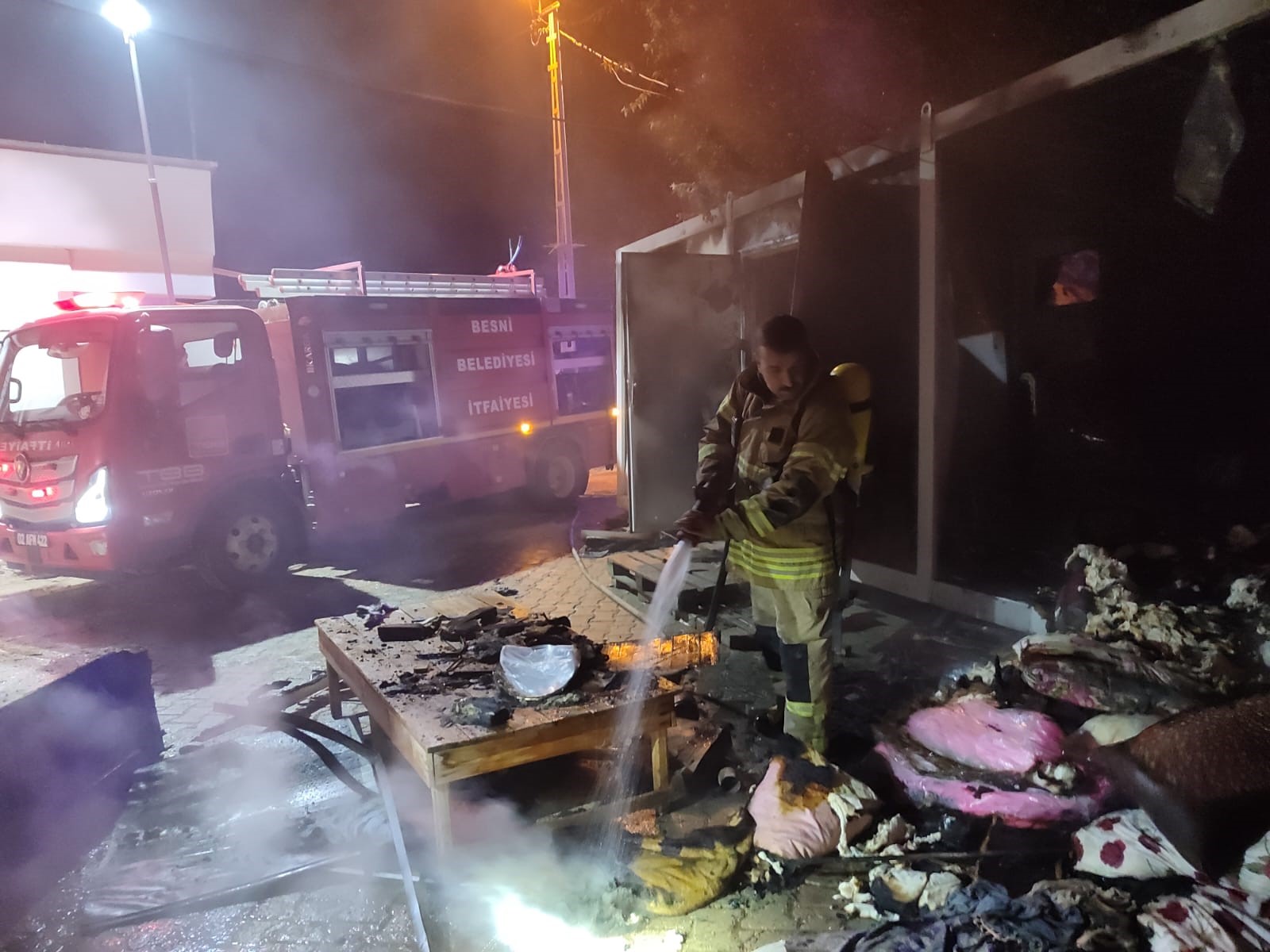 Konteynerde Feci Son Yaşlı Kadın Alevlerin Arasında Can Verdi (2)