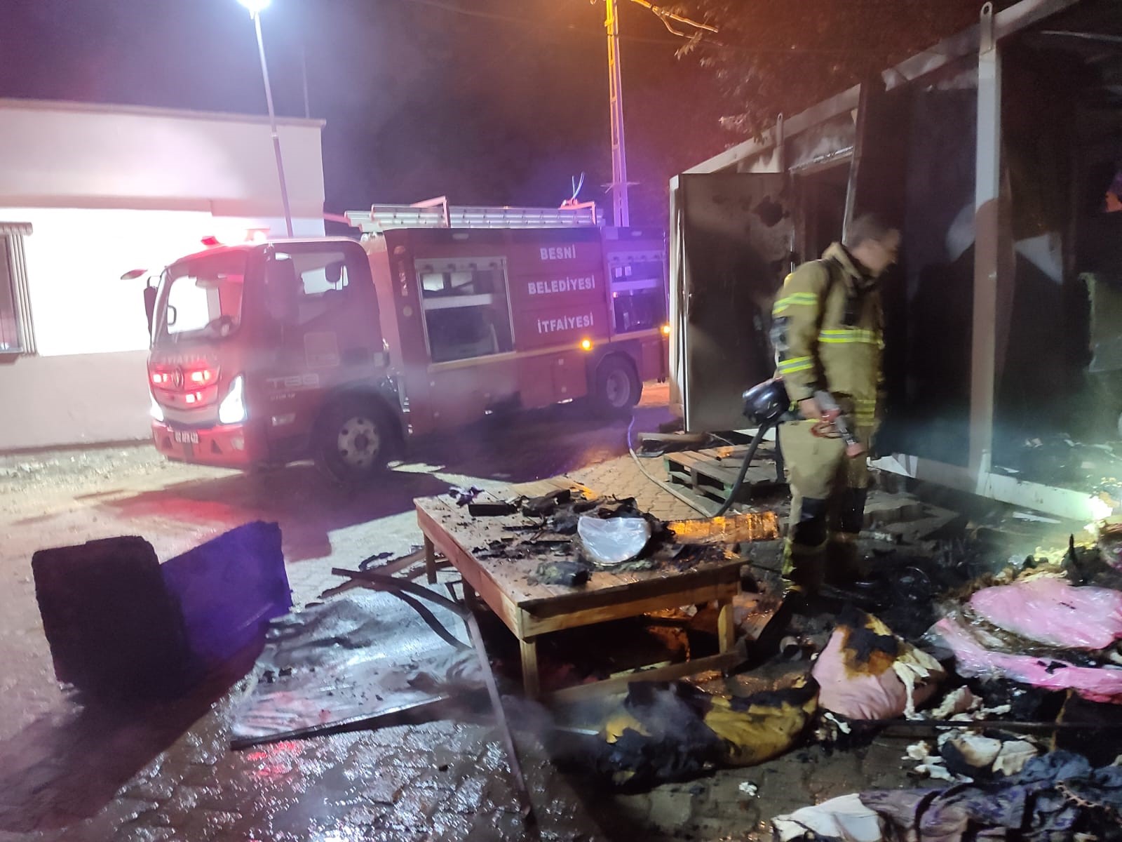 Konteynerde Feci Son Yaşlı Kadın Alevlerin Arasında Can Verdi (3)