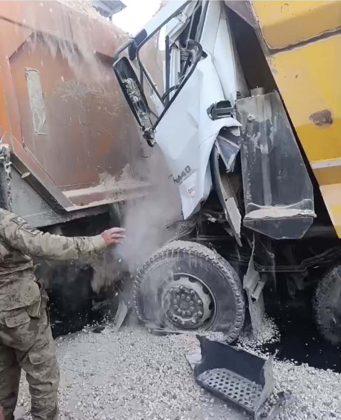 Kontrol Noktasında Feci Kaza Kamyon Sürücüsü Sıkışarak Hayatını Kaybetti (2)