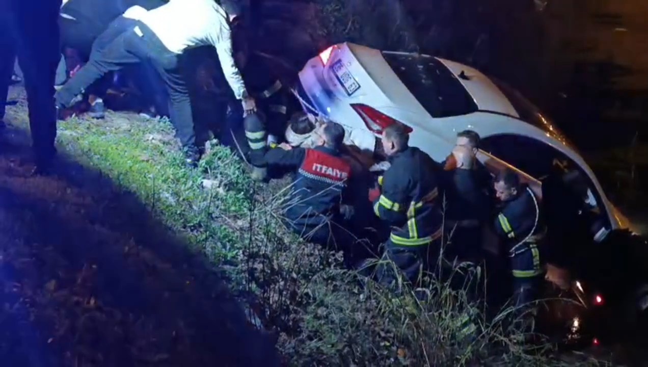 Kontrolden Cikan Otomobil Sarampole Uctu Yarali Surucu Aractan Inmedi Ekipleri Zorladi (1)