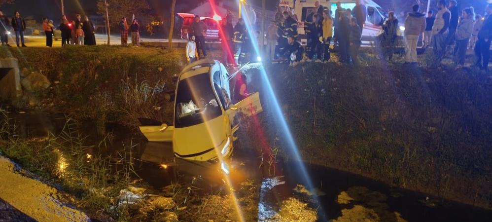 Kontrolden Cikan Otomobil Sarampole Uctu Yarali Surucu Aractan Inmedi Ekipleri Zorladi (2)