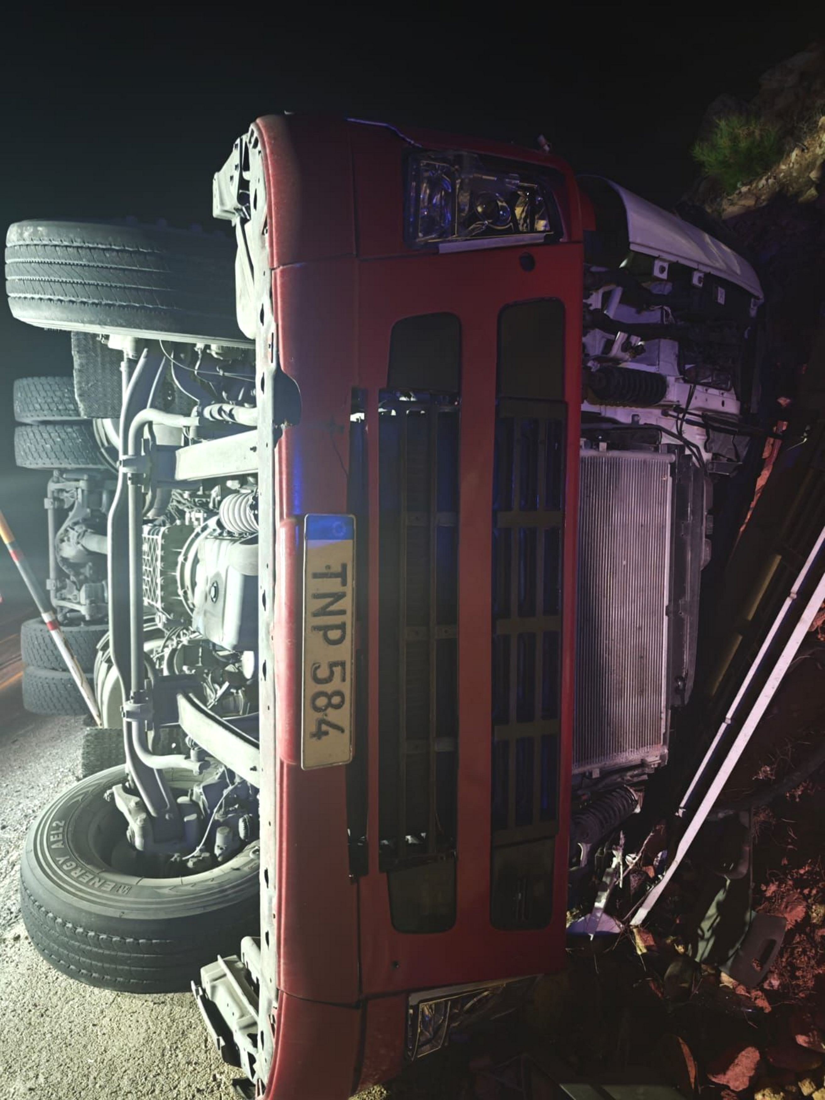 Kontrolden Çıkan Tır Dehşet Saçtı Tır Devrildi, Sürücü Olay Yerinde Öldü (2)