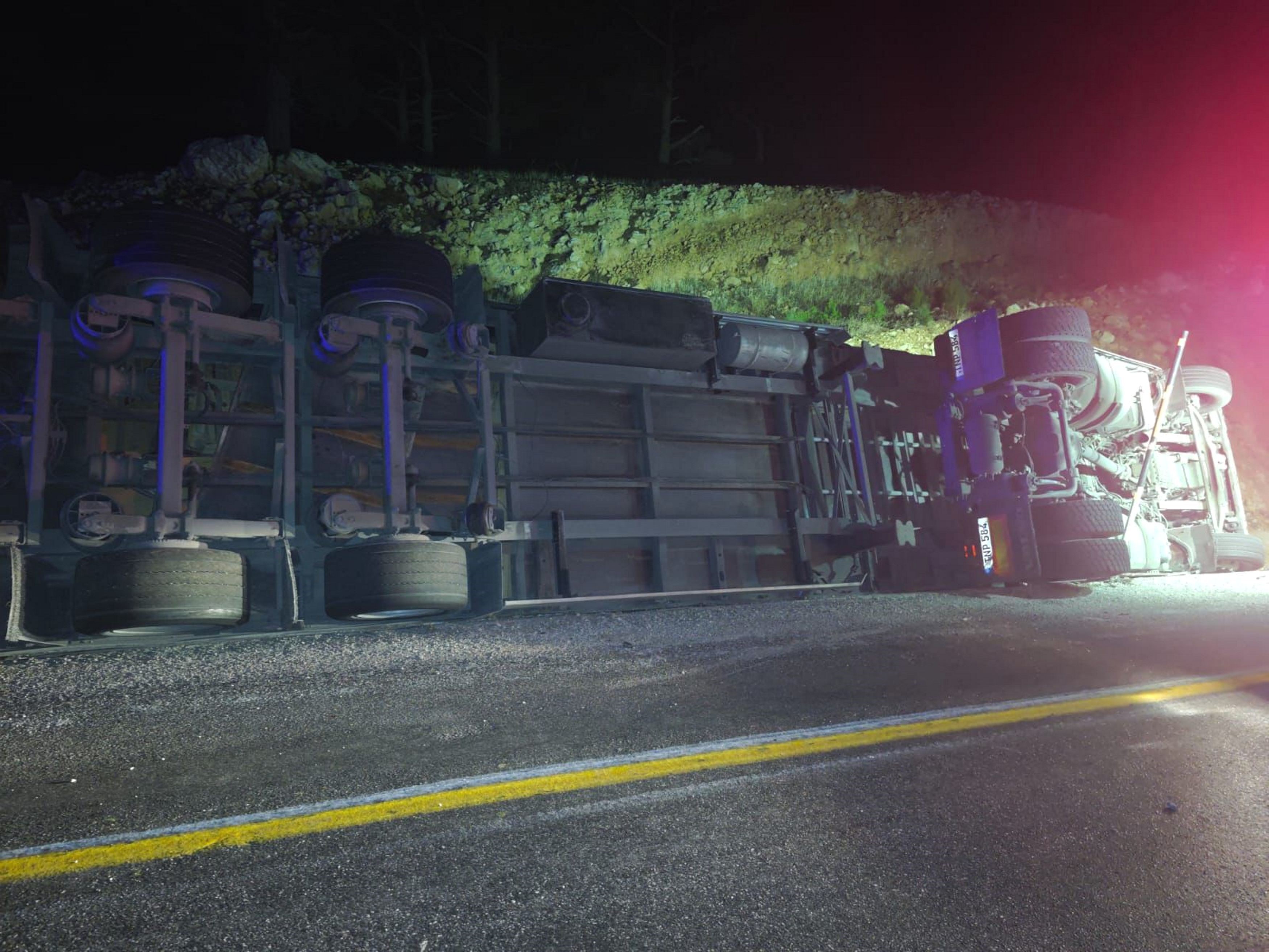 Kontrolden Çıkan Tır Dehşet Saçtı Tır Devrildi, Sürücü Olay Yerinde Öldü (3)
