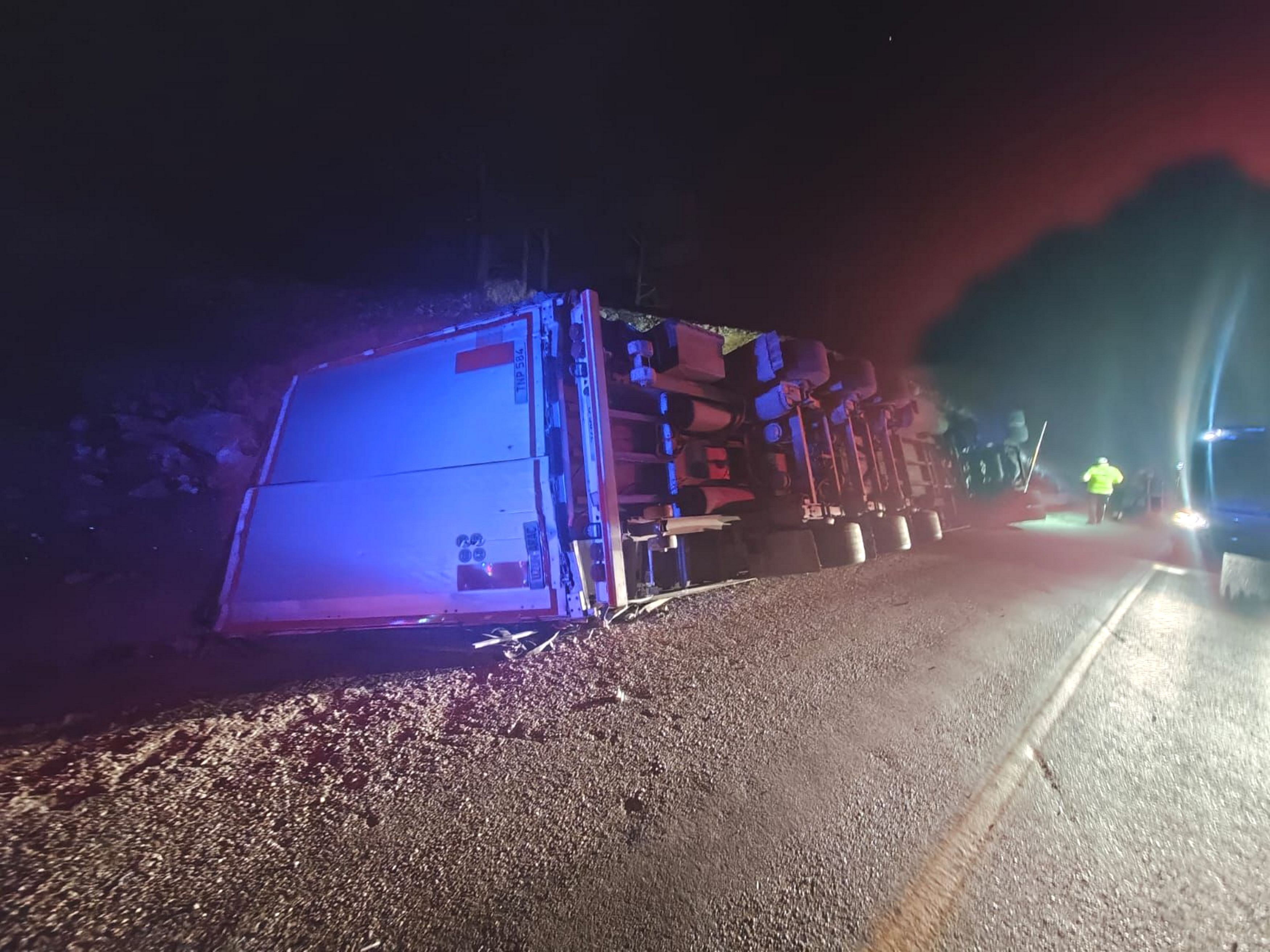 Kontrolden Çıkan Tır Dehşet Saçtı Tır Devrildi, Sürücü Olay Yerinde Öldü (4)