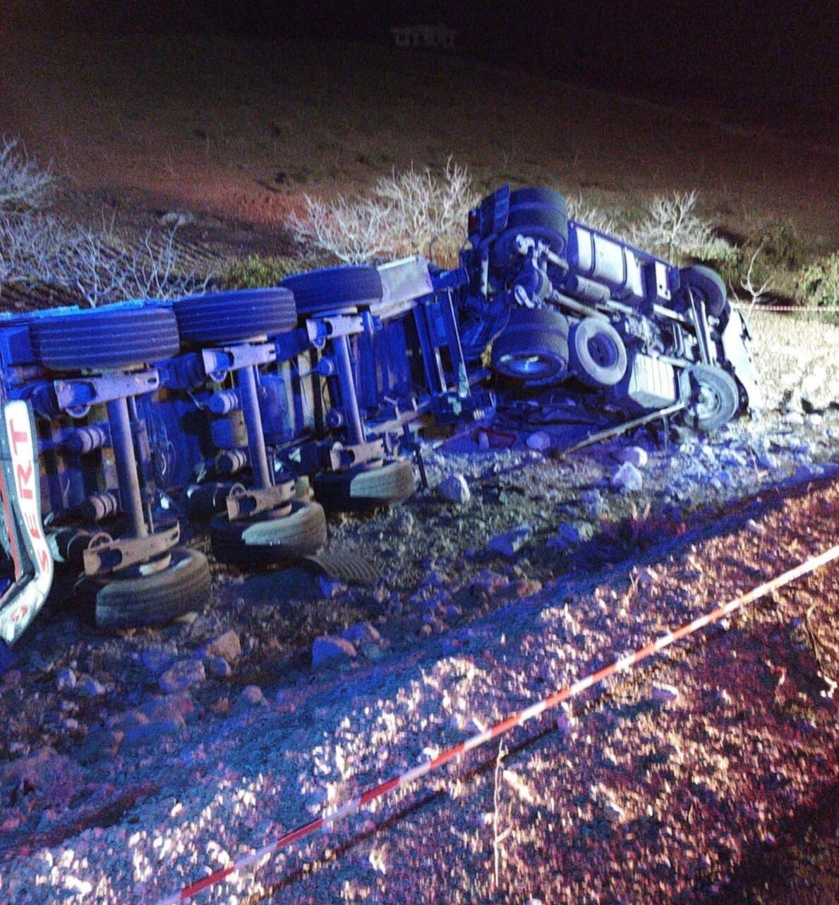 Kontrolden Çıkan Tır Devrildi, Acı Haber Olay Yerinden Geldi (2)