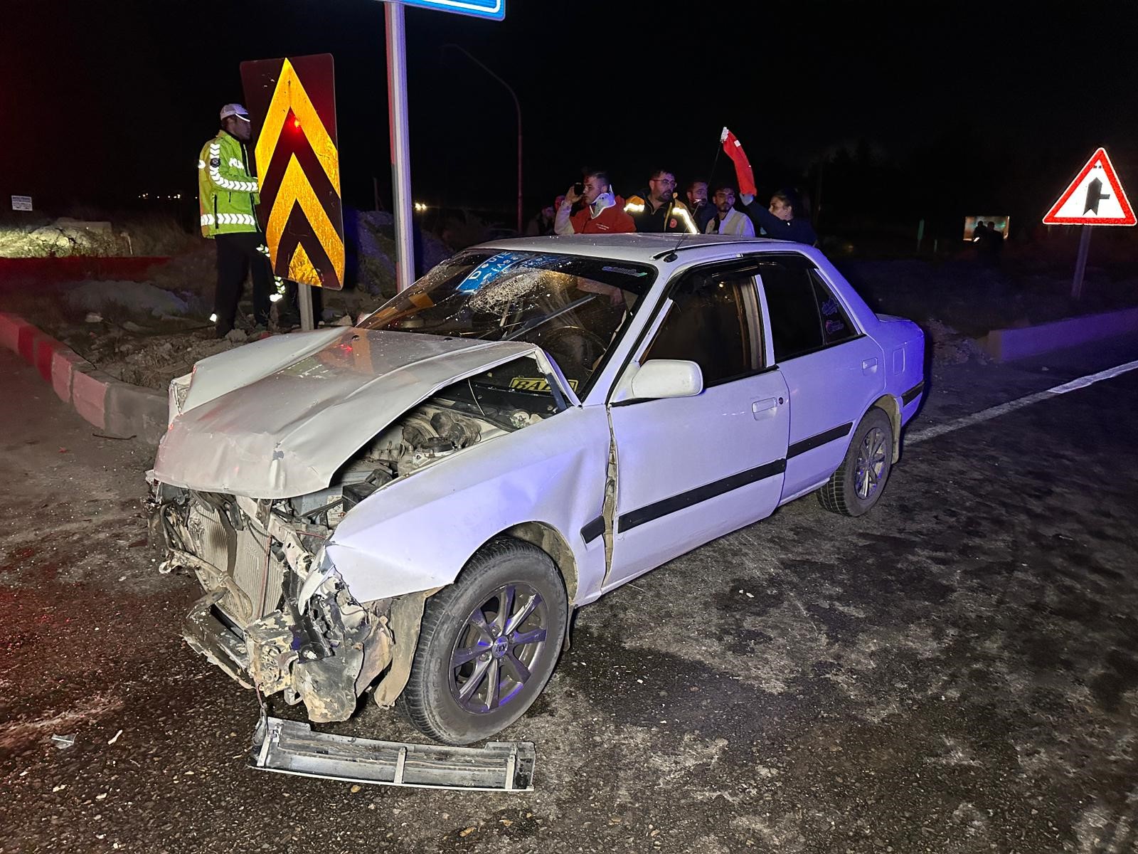 Köprülü Kavşakta Korkunç Kaza Araçlar Savruldu, 1’I Bebek 10 Kişi Yaralandı (10)