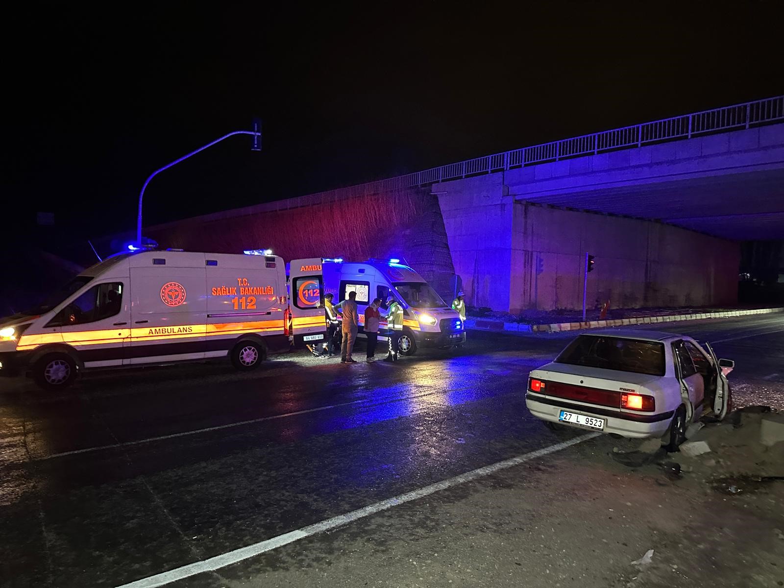 Köprülü Kavşakta Korkunç Kaza Araçlar Savruldu, 1’I Bebek 10 Kişi Yaralandı (4)