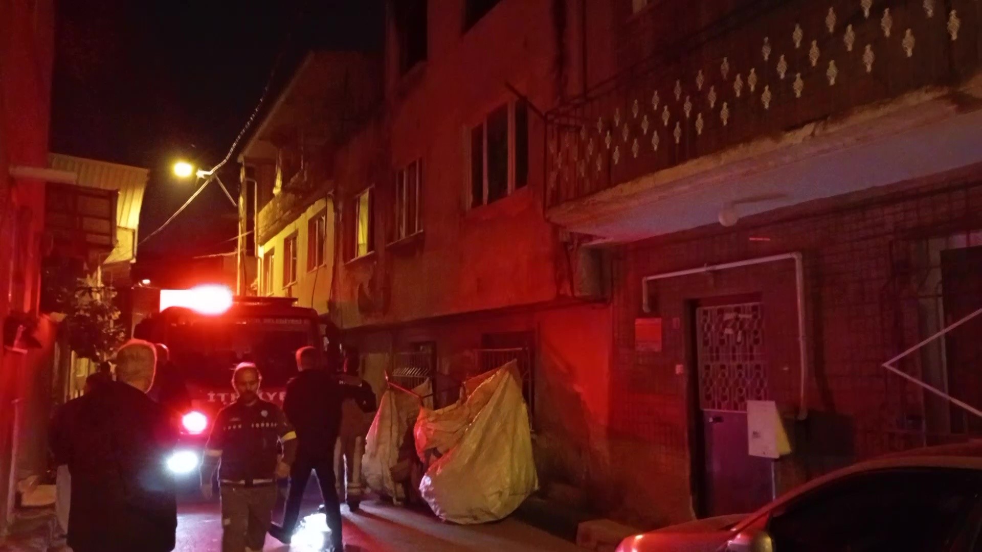 Korku Dolu Anlar! Adam Evini Ateşe Verdi, Son Anda Kurtarıldı (4)