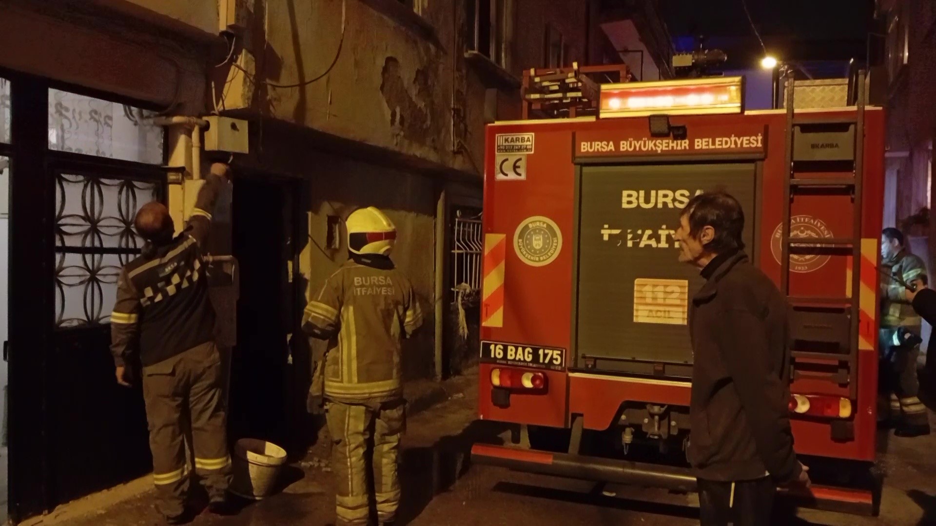 Korku Dolu Anlar! Adam Evini Ateşe Verdi, Son Anda Kurtarıldı (5)