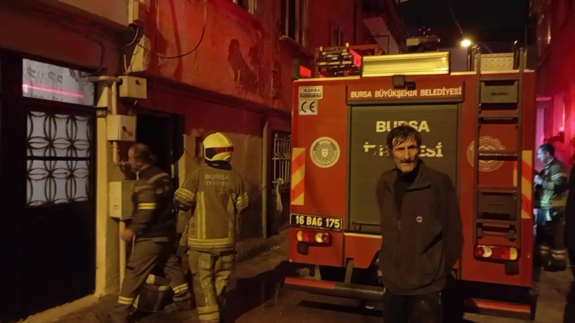 Korku Dolu Anlar! Adam Evini Ateşe Verdi, Son Anda Kurtarıldı (6)