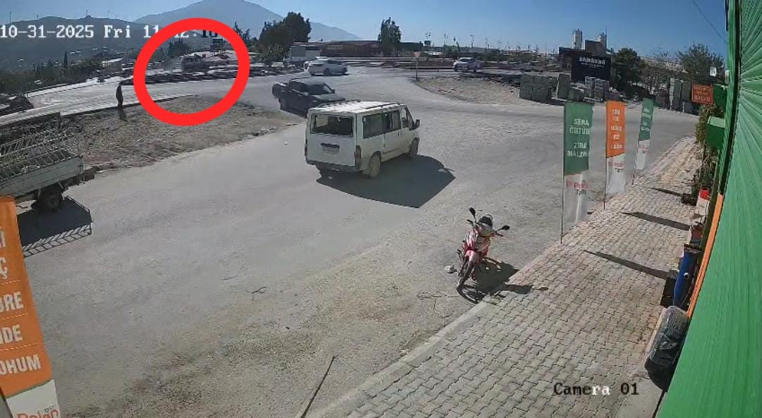 Korkunç Kaza Anı Saniye Saniye Kamerada Iki Motosiklete Çarpan Araç Can Aldı; 1 Ölü 5 Yaralı (4)