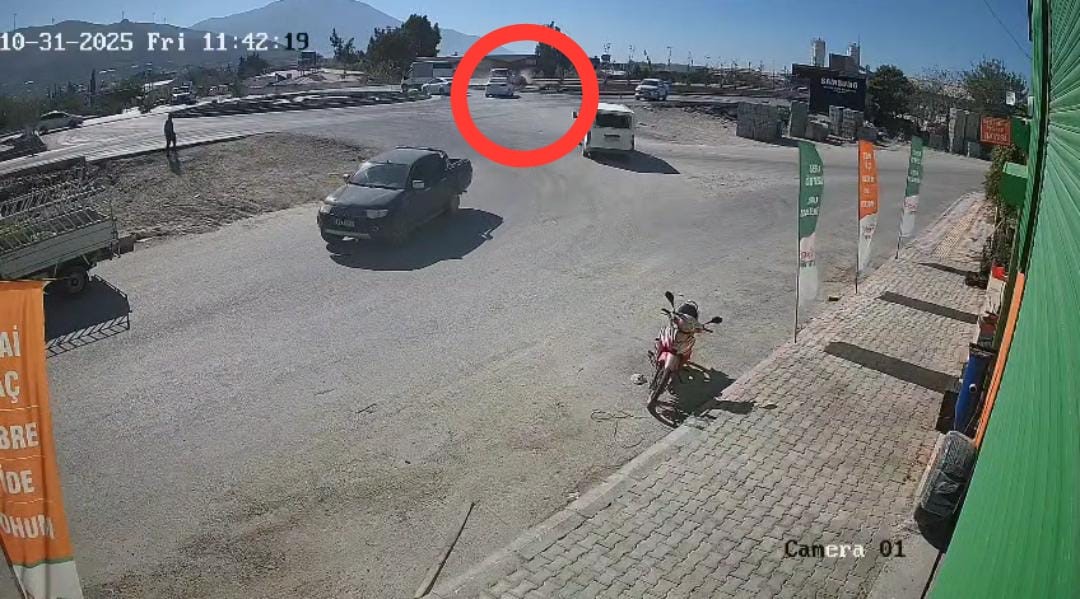 Korkunç Kaza Anı Saniye Saniye Kamerada Iki Motosiklete Çarpan Araç Can Aldı; 1 Ölü 5 Yaralı (5)