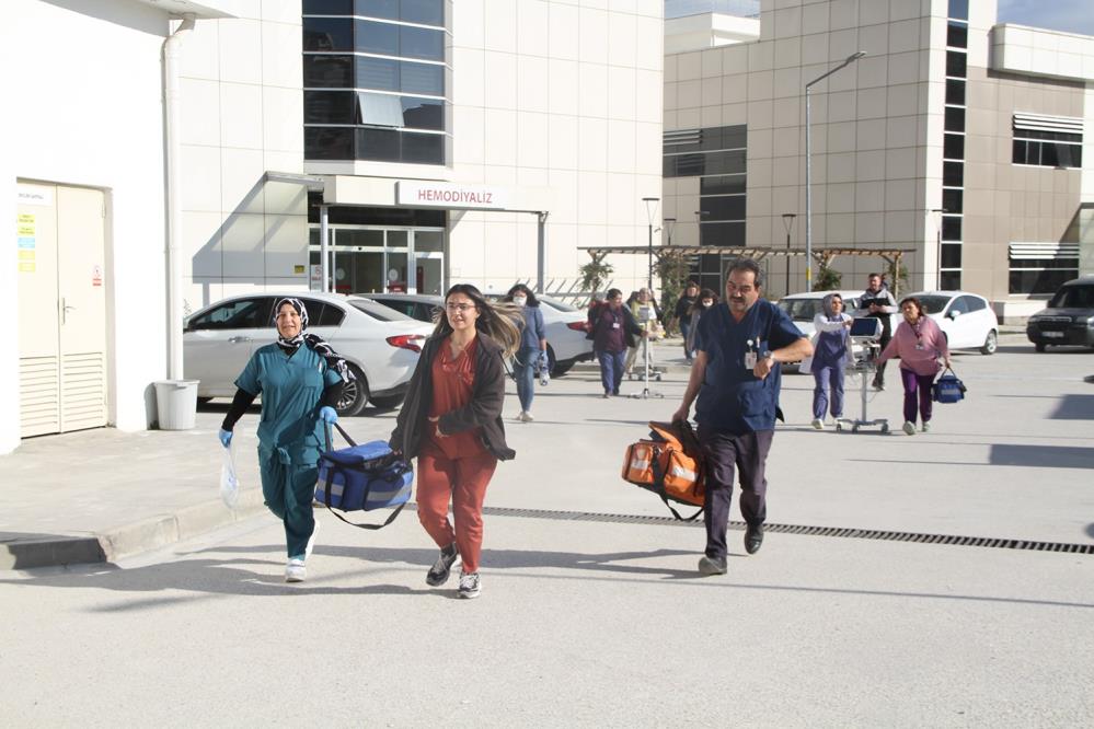 Kula Devlet Hastanesi’nde Gerçeği Aratmayan Deprem Tatbikatı (4)