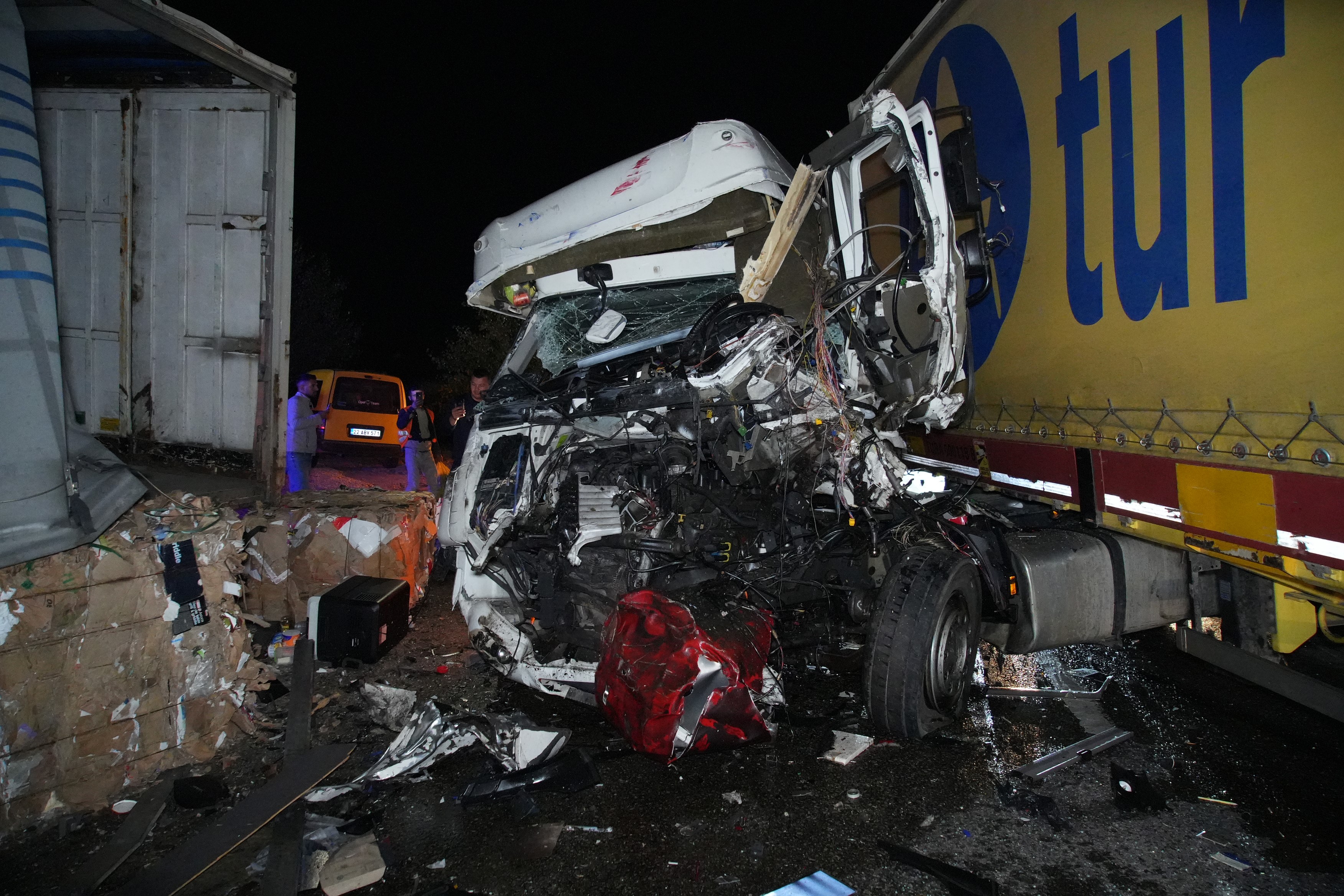 Lastiği Patlayan Tır 5 Aracı Biçti! 1 Ölü, 2 Yaralı (3)