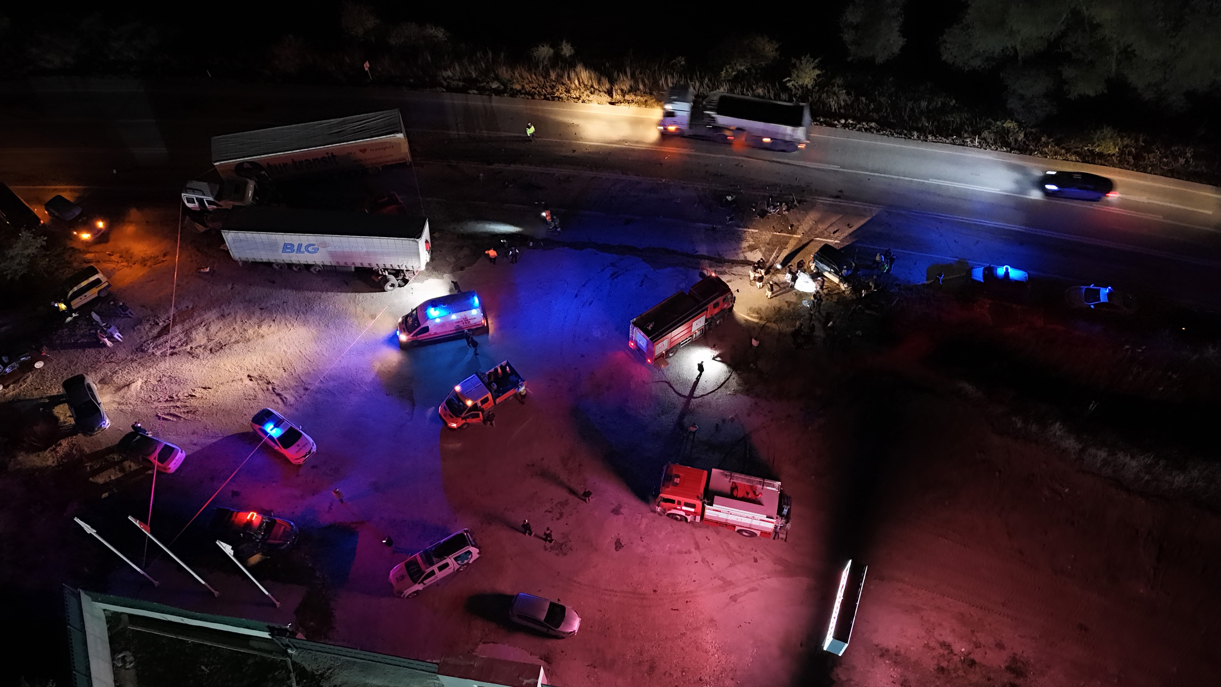 Lastiği Patlayan Tır 5 Aracı Biçti! 1 Ölü, 2 Yaralı (4)