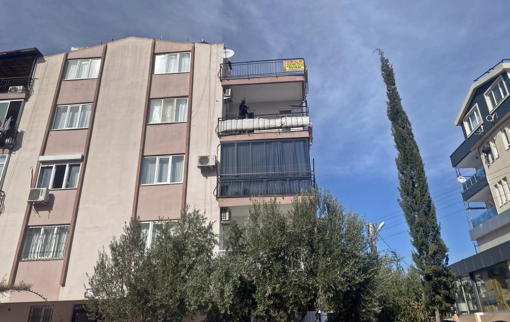 Madde Bagimlisi Genc Anne Ve Babasini Evden Kovup Balkonu Atese Verdi (1)