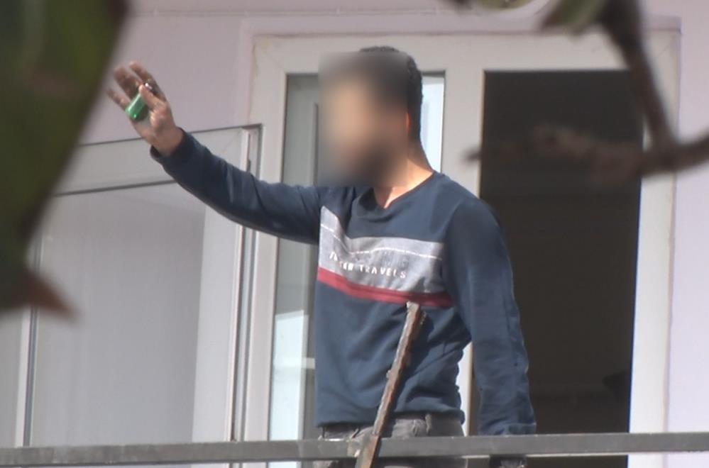 Madde Bagimlisi Genc Anne Ve Babasini Evden Kovup Balkonu Atese Verdi (5)