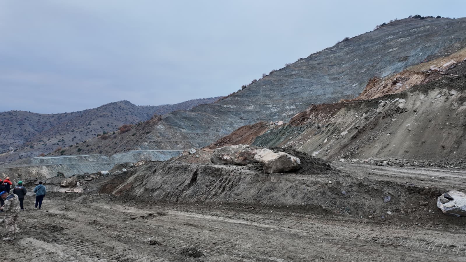 Maden Ocağında Göçük 66 Yaşındaki Işçiye Ulaşmak Için Zamanla Yarış (3)