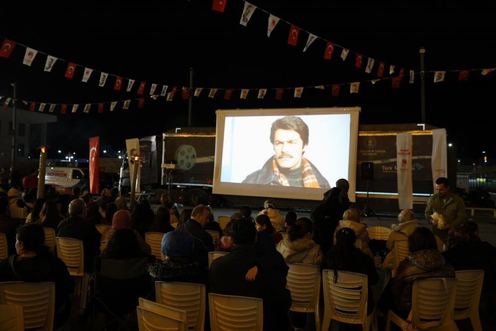Manisa 100. Yıl Meydanı’nda Nostalji Rüzgârı (1)
