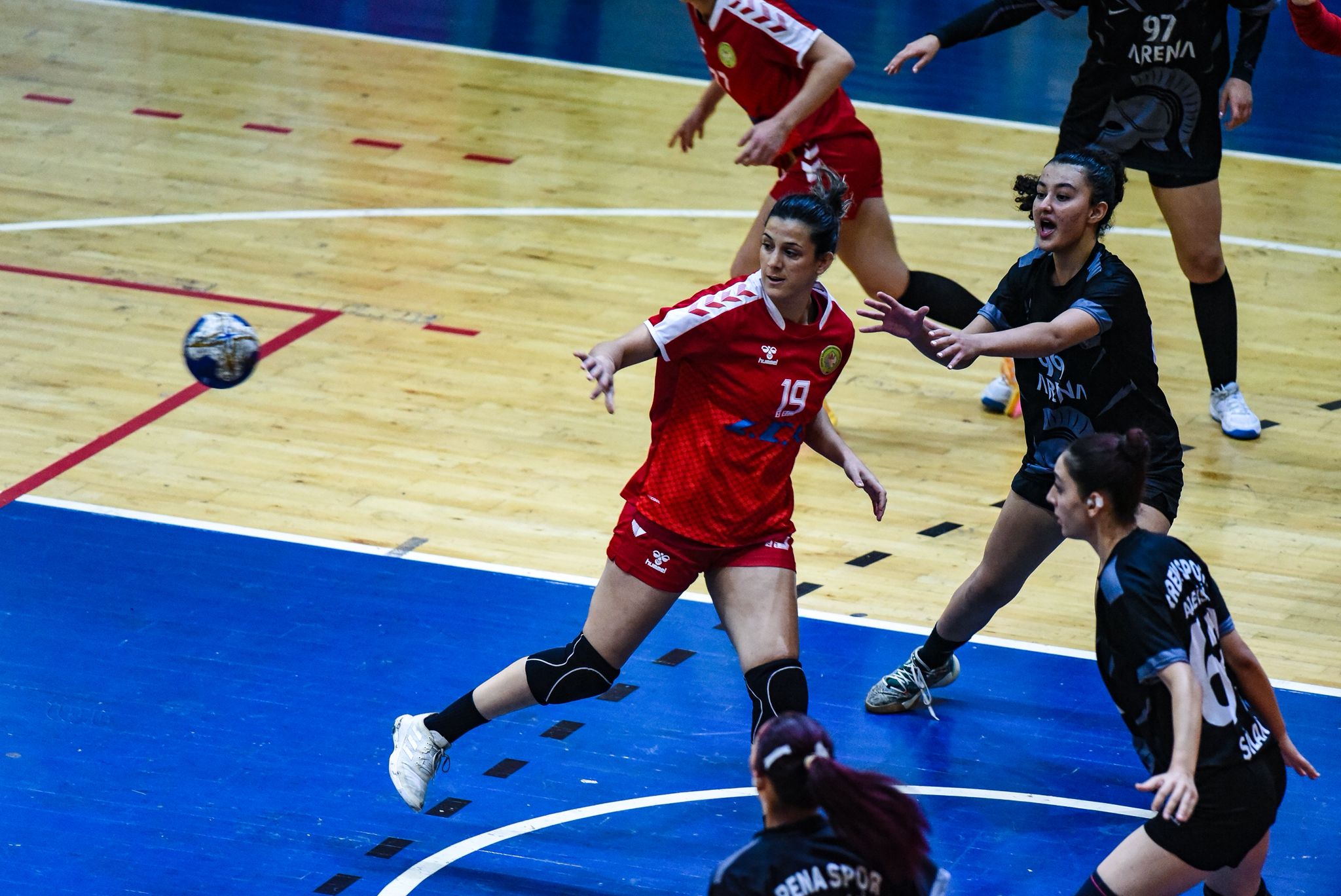 Manisa Bbsk Kadin Hentbol Takimi Liderlik Koltugunu Birakmiyor (2)