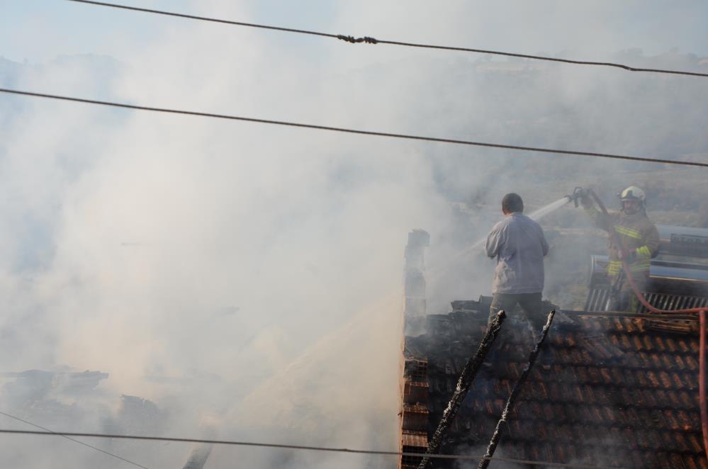 Manisada Cikan Ev Yangininda Mahalle Sakinleri Seferber Oldu (1)-1