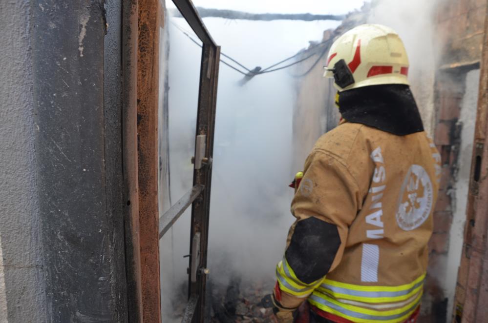 Manisada Cikan Ev Yangininda Mahalle Sakinleri Seferber Oldu (3)