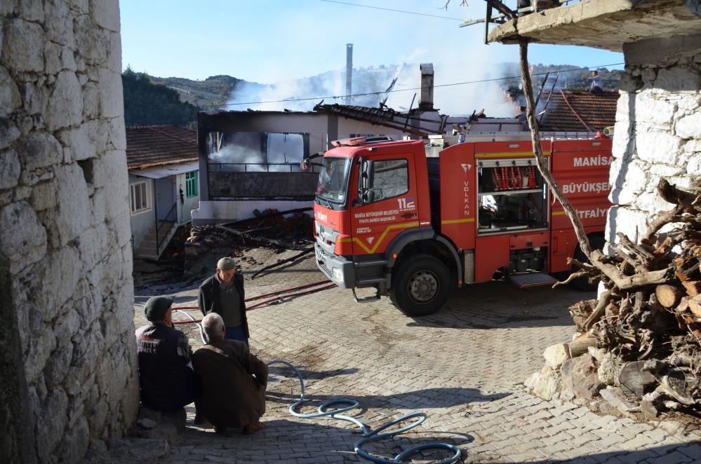 Manisada Cikan Ev Yangininda Mahalle Sakinleri Seferber Oldu (4)