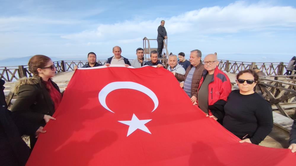 Manisada Engelsiz Cumhuriyet Coskusu Gorme Engelliler Spil Daginda Turk Bayragini Degi (1)-1