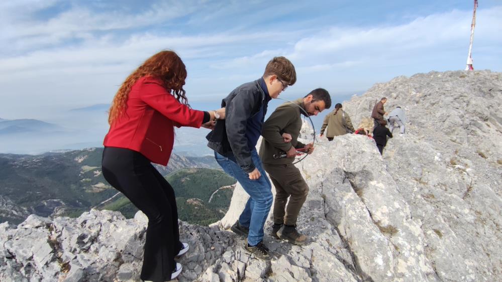 Manisada Engelsiz Cumhuriyet Coskusu Gorme Engelliler Spil Daginda Turk Bayragini Degi (5)