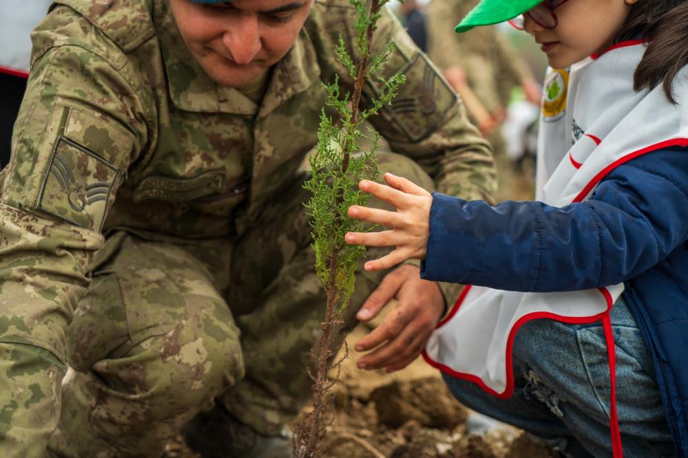 Manisada Minik Eller Yangin Alanlarini Binlerce Fidanla Yesillendirdi (1)-1