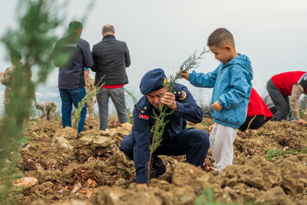 Manisada Minik Eller Yangin Alanlarini Binlerce Fidanla Yesillendirdi (4)