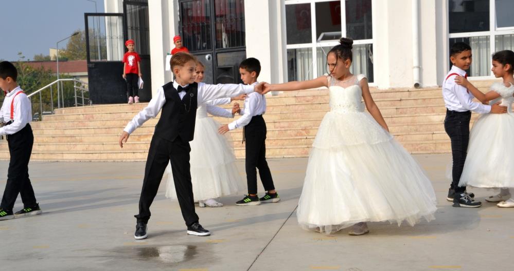 Manisada Ogrenciler Siirler Marslar Ve Gosterilerle Ataturke Sevgilerini Sundu (2)