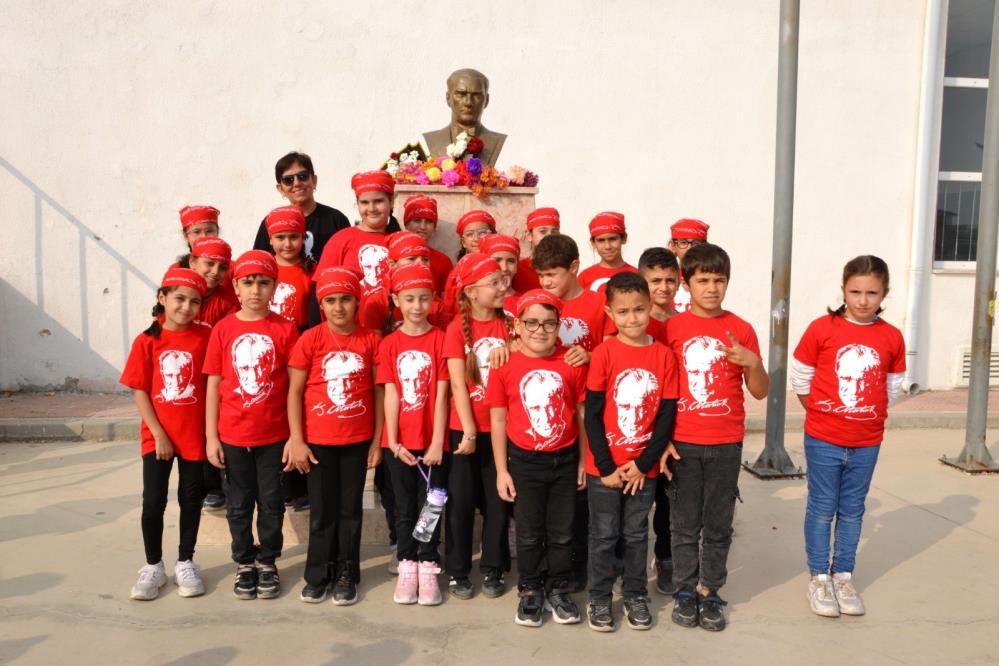 Manisada Ogrenciler Siirler Marslar Ve Gosterilerle Ataturke Sevgilerini Sundu (3)