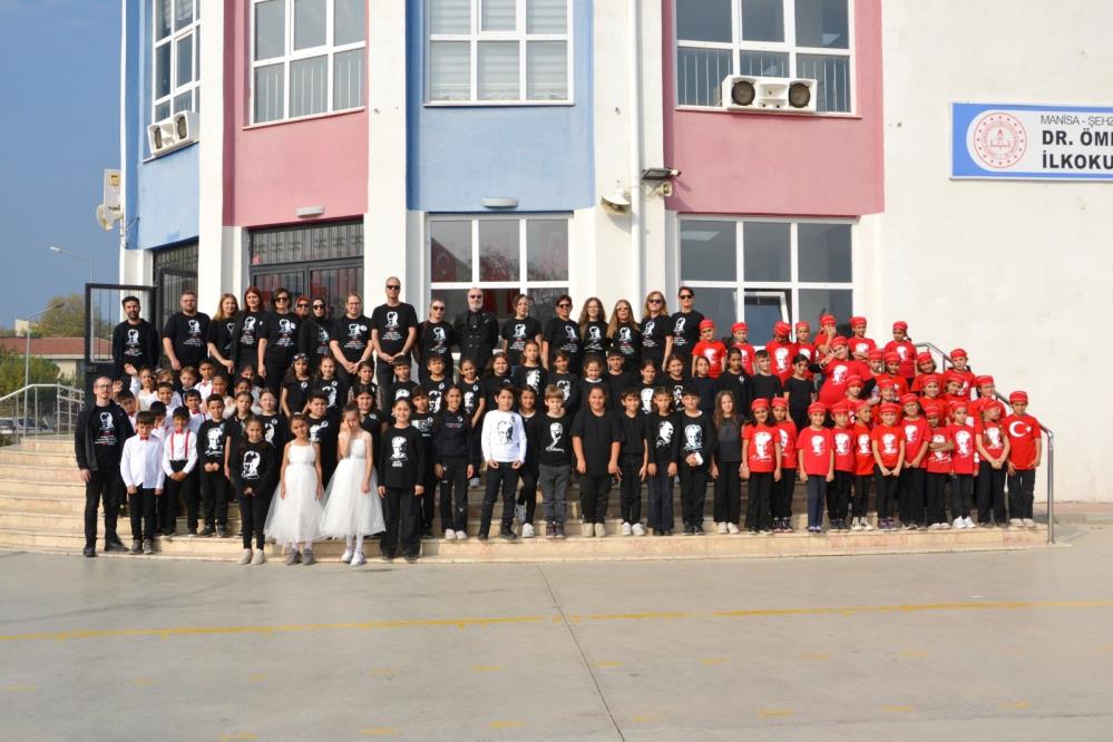 Manisada Ogrenciler Siirler Marslar Ve Gosterilerle Ataturke Sevgilerini Sundu (4)