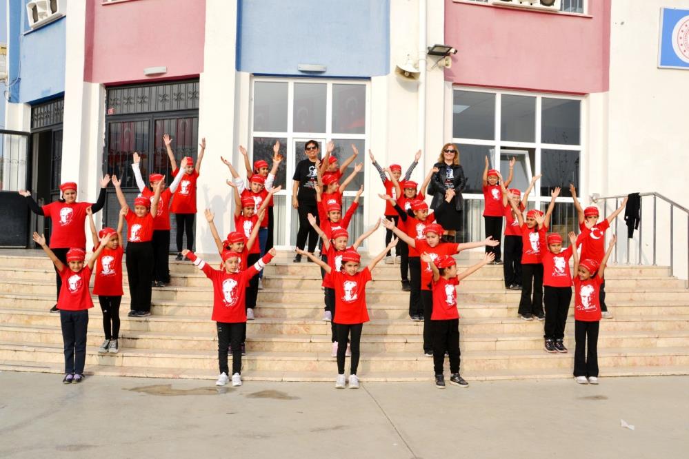 Manisada Ogrenciler Siirler Marslar Ve Gosterilerle Ataturke Sevgilerini Sundu (6)