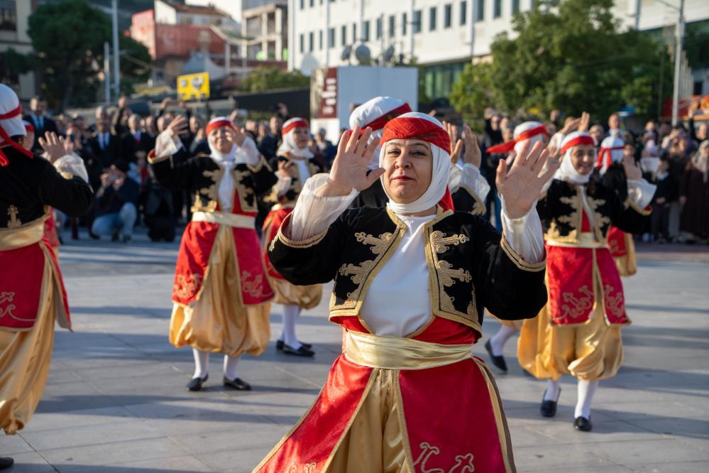 Manisa’da Öğretmenlerden Muhteşem Halk Dansı Gösterisi (6)